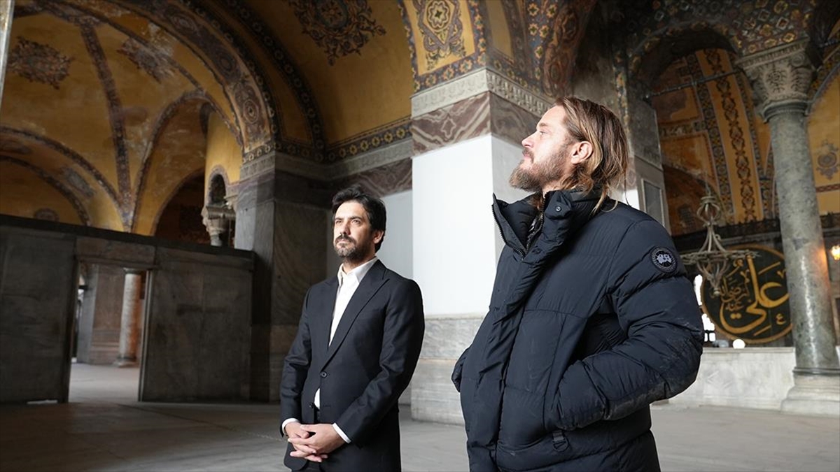 Aktör Travis Fimmel, Bakan Yardımcısı Batuhan Mumcu İle Ayasofya'yı Gezdi