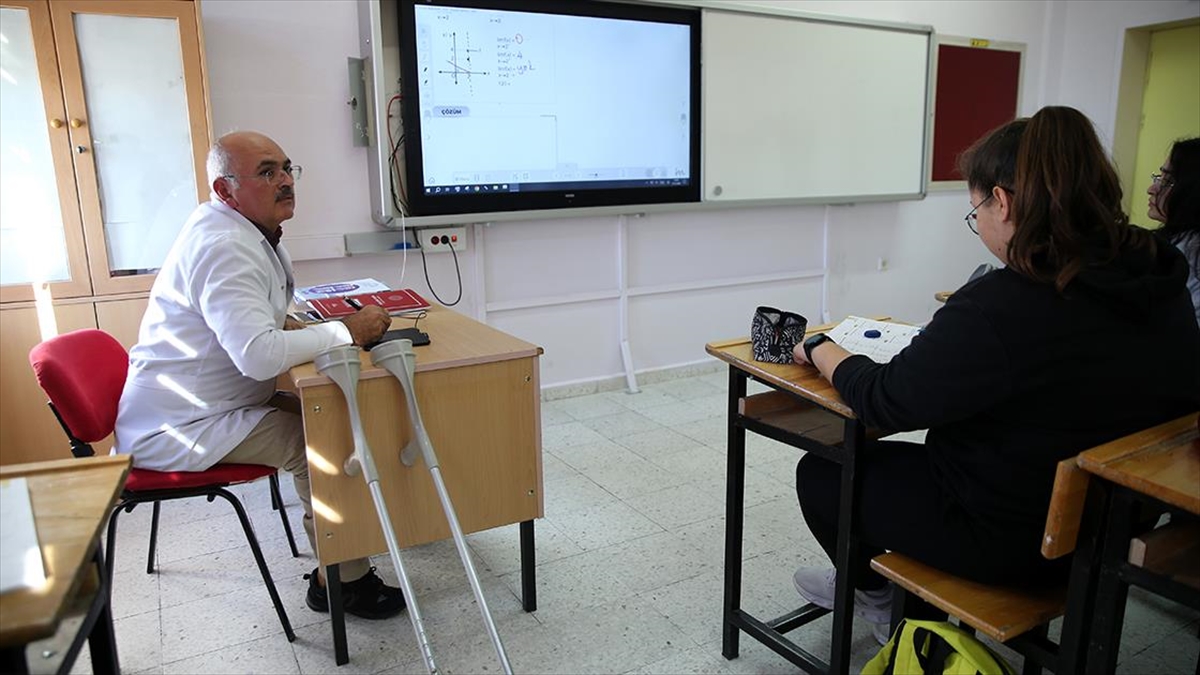 Yürüyerek Gidemediği Okul Yolunda Zorlukları Aşıp Öğretmen Oldu