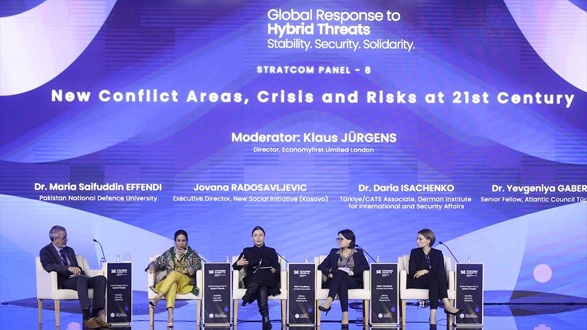 Uluslararası Stratejik İletişim Zirvesi'nde "21. Yüzyılda Yeni Çatışma Alanları, Krizler Ve Riskler" Paneli Yapıldı