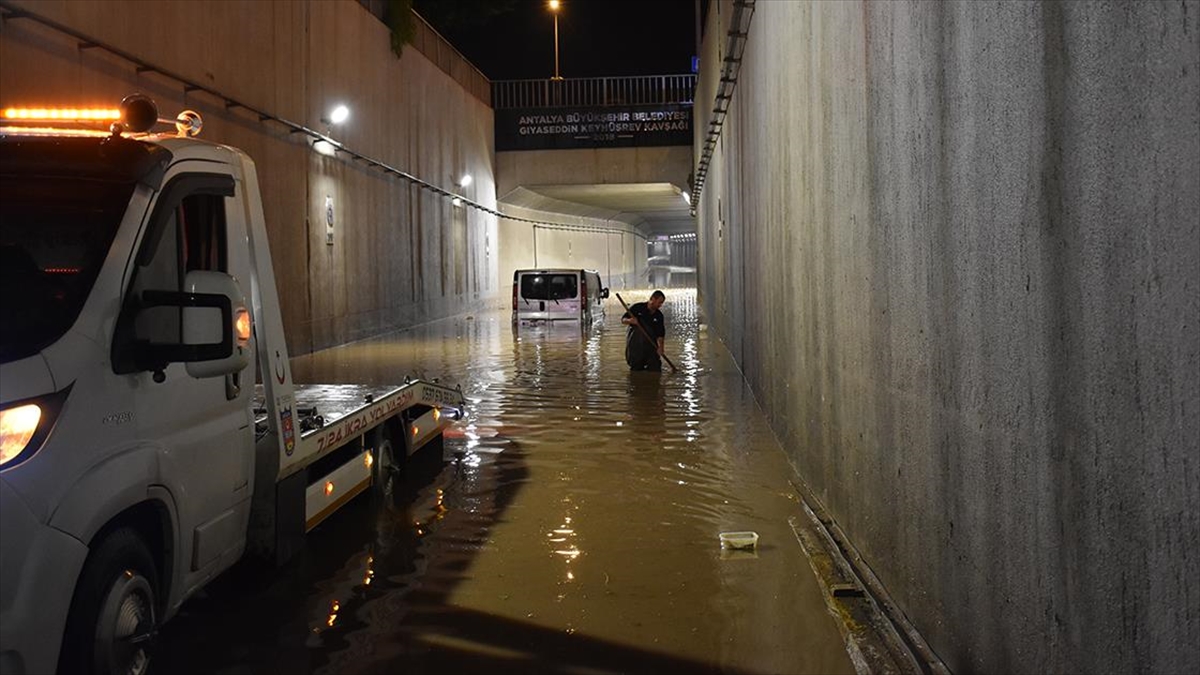 Antalya'da Suyla Dolan Alt Geçitte Araçta Mahsur Kalan 3 Kişi Kurtarıldı