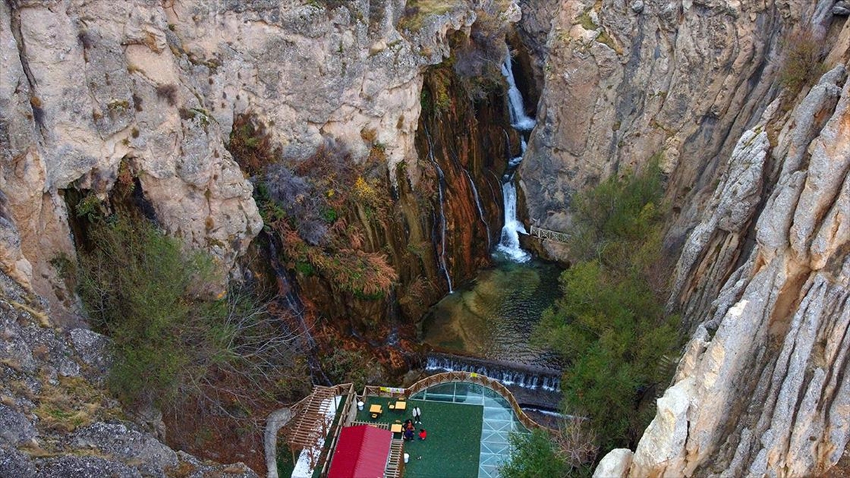 Günpınar Şelalesi Sonbahar Renklerine Büründü