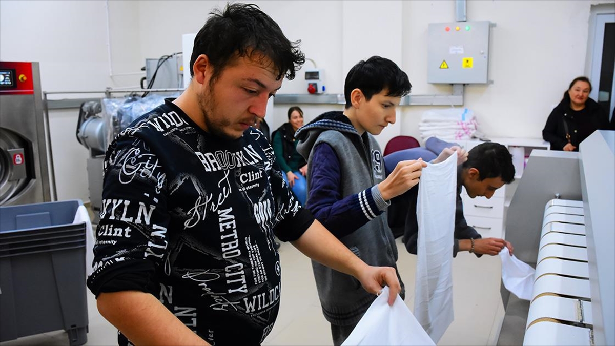 Özel Gereksinimli Gençler, Çamaşır Ve Kuru Temizleme Atölyesinde Meslek Öğreniyor