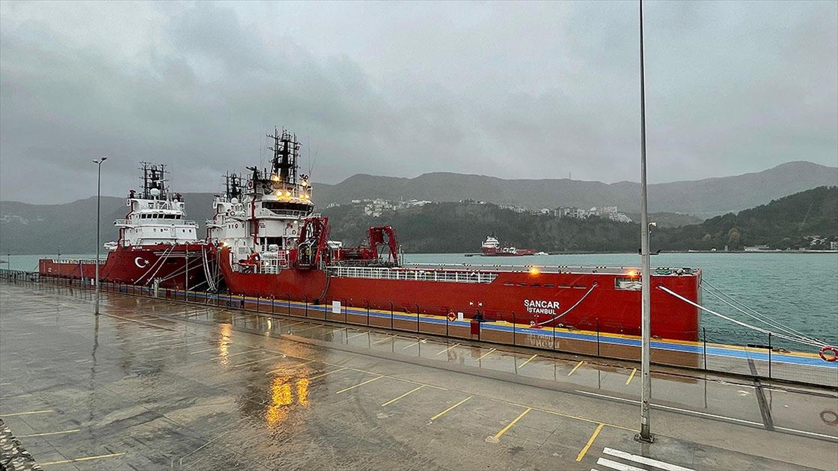 Bartın'da Fırtına Nedeniyle Dalgalar Yükseldi, Tekneler Limana Sığındı