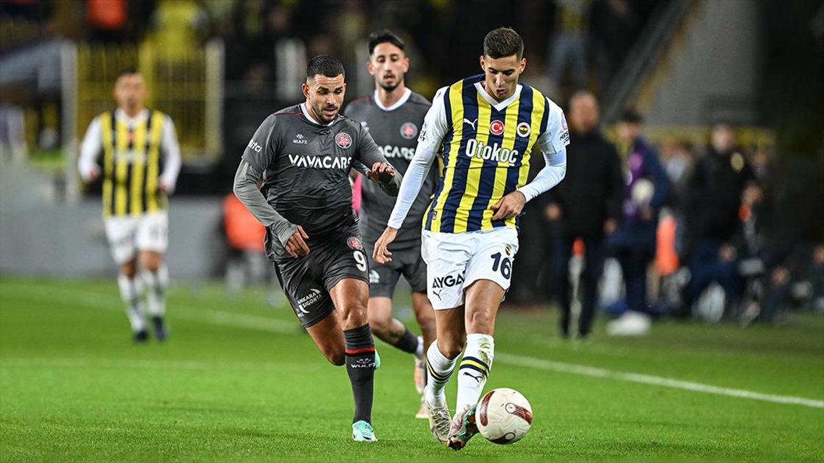 Fenerbahçe Evinde Kazanarak Liderliğini Sürdürdü