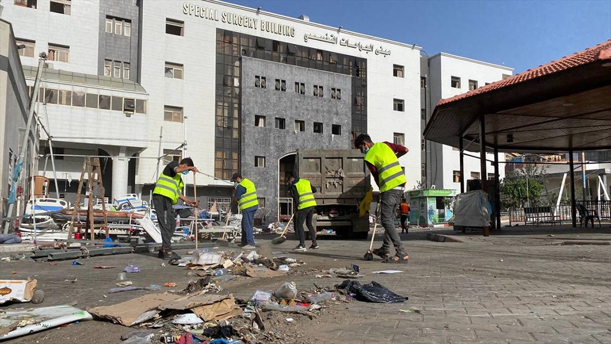 Filistinli Gençler Gazze'deki Şifa Hastanesi'ni Temizlemek İçin Gönüllü Oldu
