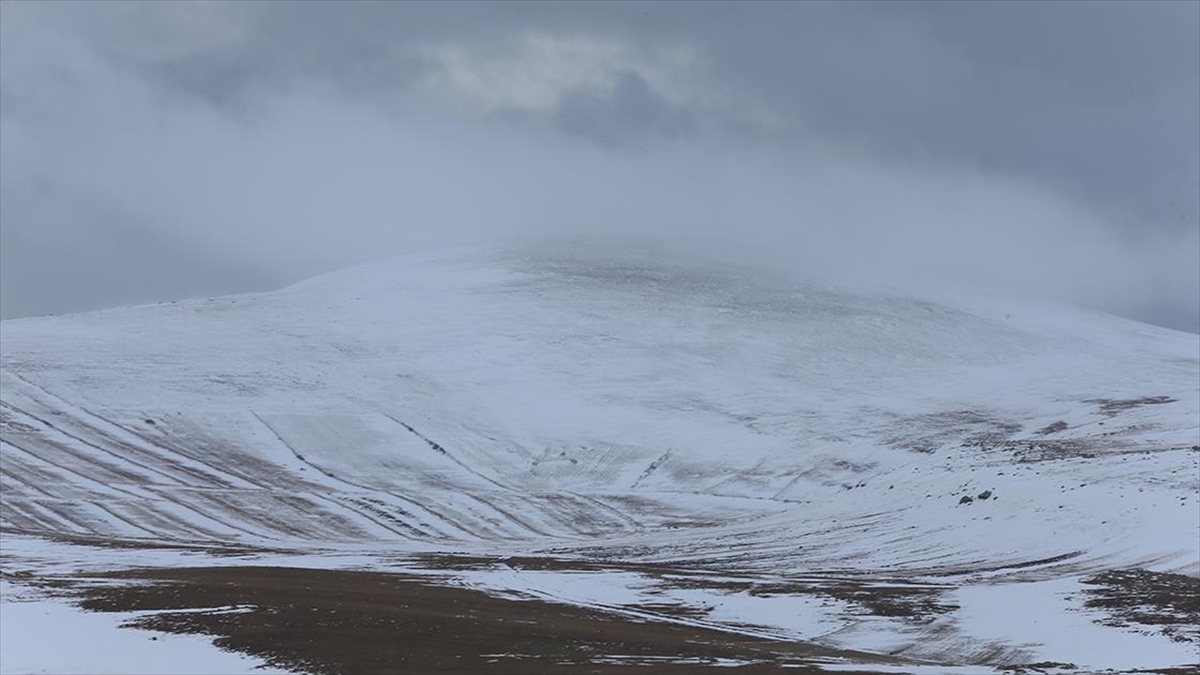 Erzurum Ve Ardahan İl Merkezi İle Kars'ın Yüksekleri Karla Kaplandı
