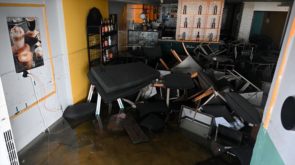 İzmir'de Denizin Taşması Sonucu Tahliye Çalışmaları Sürüyor