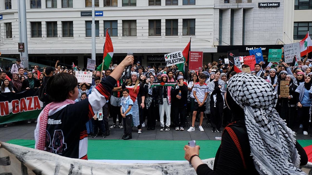 Avustralya'da Öğretmenler Filistinlilerle Dayanışma İçin Kefiye Takarak Derslere Girdi
