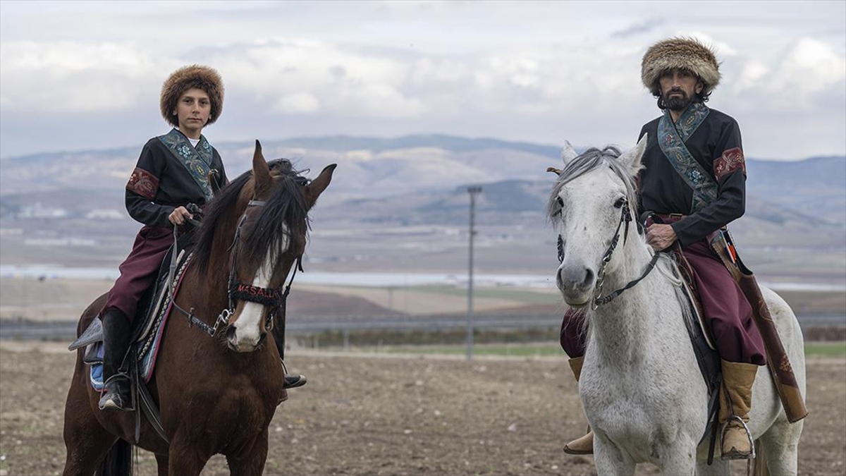 Baba Ve Oğlu, Dede Mirası Atlı Okçulukta "en İyi" Olmak İçin Çalışıyor