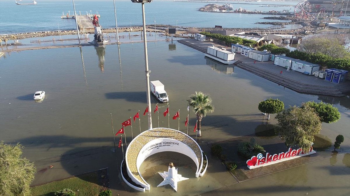 İskenderun'da Denizin Taşması Sonucu Su Basan Ev Ve İş Yerlerinde Temizlik Sürüyor