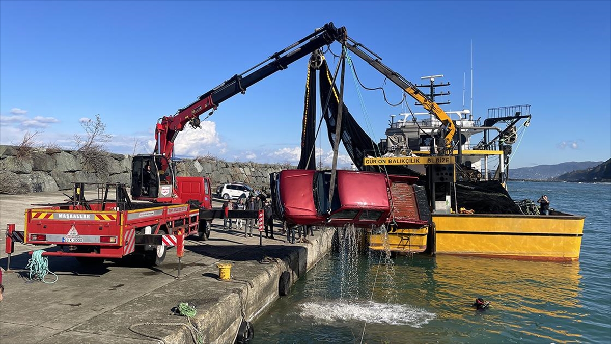 Rize'de Fırtınada Denize Sürüklenen Kamyonet Vinç Yardımıyla Çıkartıldı