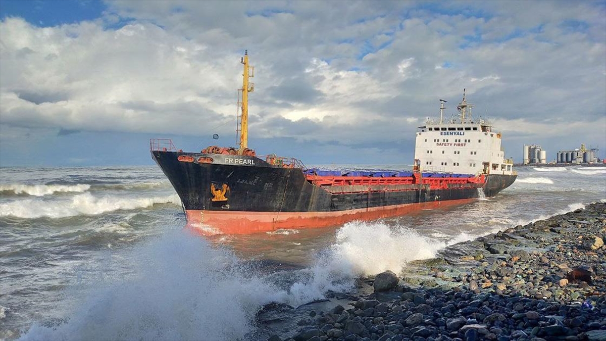 Artvin'de Karaya Oturan Yük Gemisi Sahilde Bekletiliyor