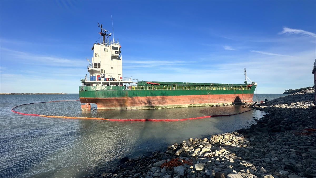 İnebolu Sahilinde Karaya Oturan Geminin Çevresine Bariyer Çekildi