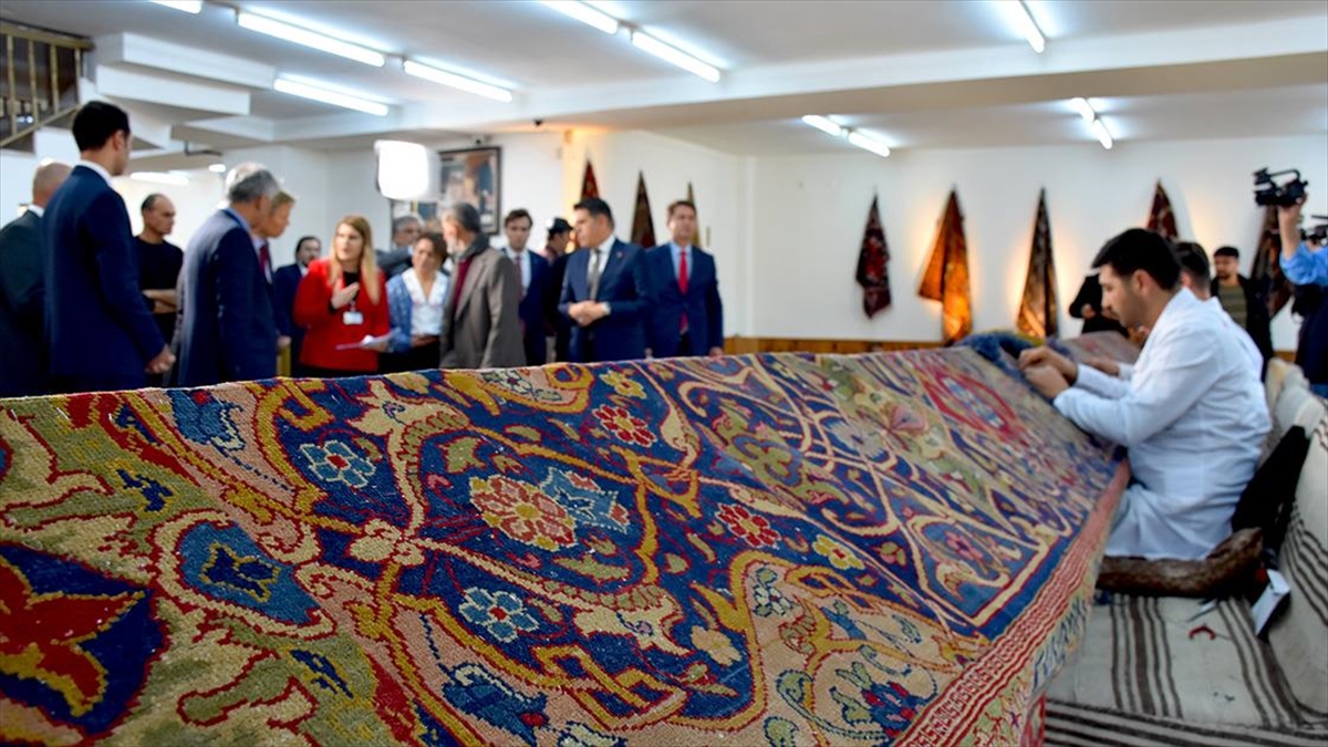2. Abdülhamit'in Lahey'deki Barış Sarayı'na Hediye Ettiği Hereke Halısı Onarılıyor