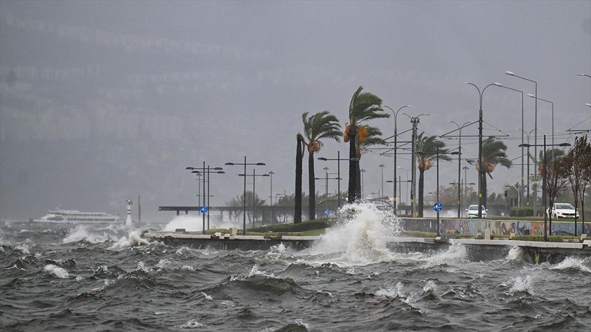İzmir'de Vapur Seferleri İptal Edildi