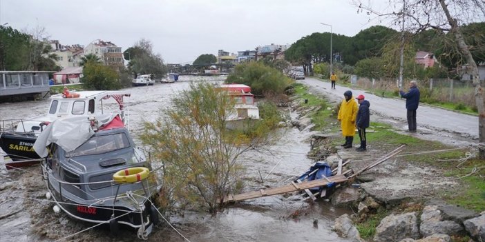 Edremit Körfezi'nde Sağanak Ve Kuvvetli Lodosta Dereler Taştı, Tekneler Battı