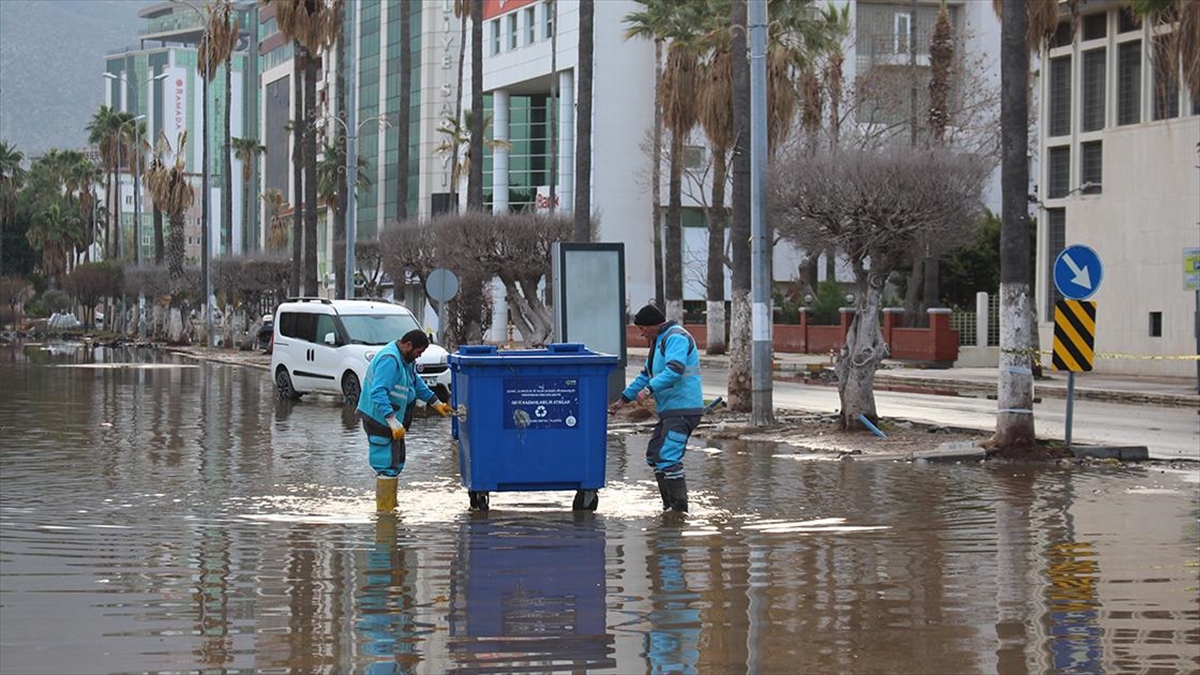 İskenderun'da Denizin Taşması Sonucu Su Basan Yerlerde Temizlik Sürüyor