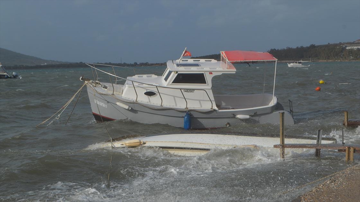 Ayvalık'ta Fırtınayla Gelen Sağanak Denizi Taşırdı, Balıkçı Teknelerini Batırdı