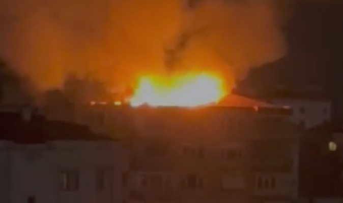 Bağdat Caddesi'nde bir apartmana yıldırım düştü