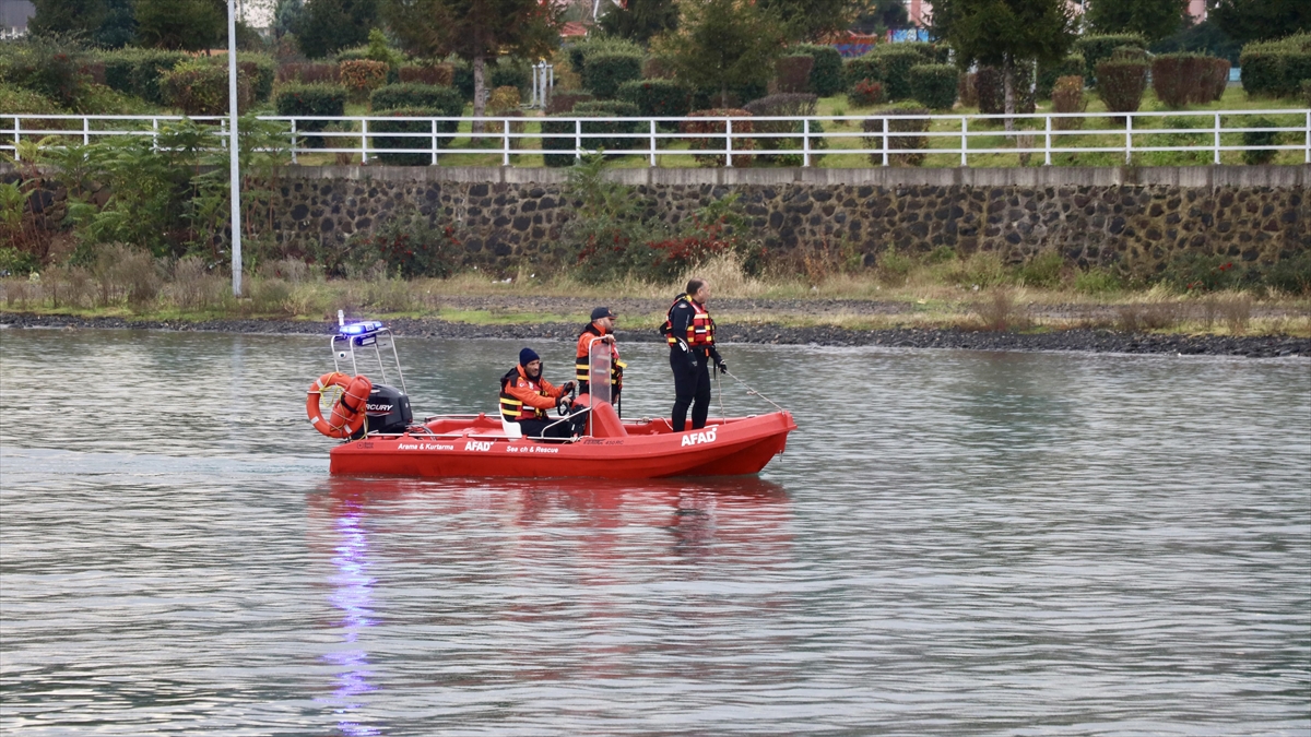 Trabzon'daki Fırtınada Dalgalara Kapılan 2 Lise Öğrencisini Arama Çalışmalarına Ara Verildi