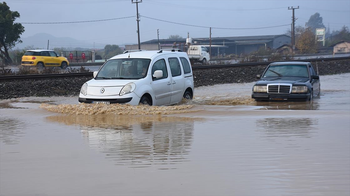 Aydın'da Sağanak Hayatı Olumsuz Etkiledi