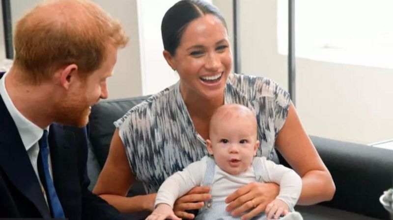 İngiliz Kraliyet Ailesi’ndeki 'ırk konuşmasına' ilişkin isim açıklayan kitabın Hollandacası toplatıldı