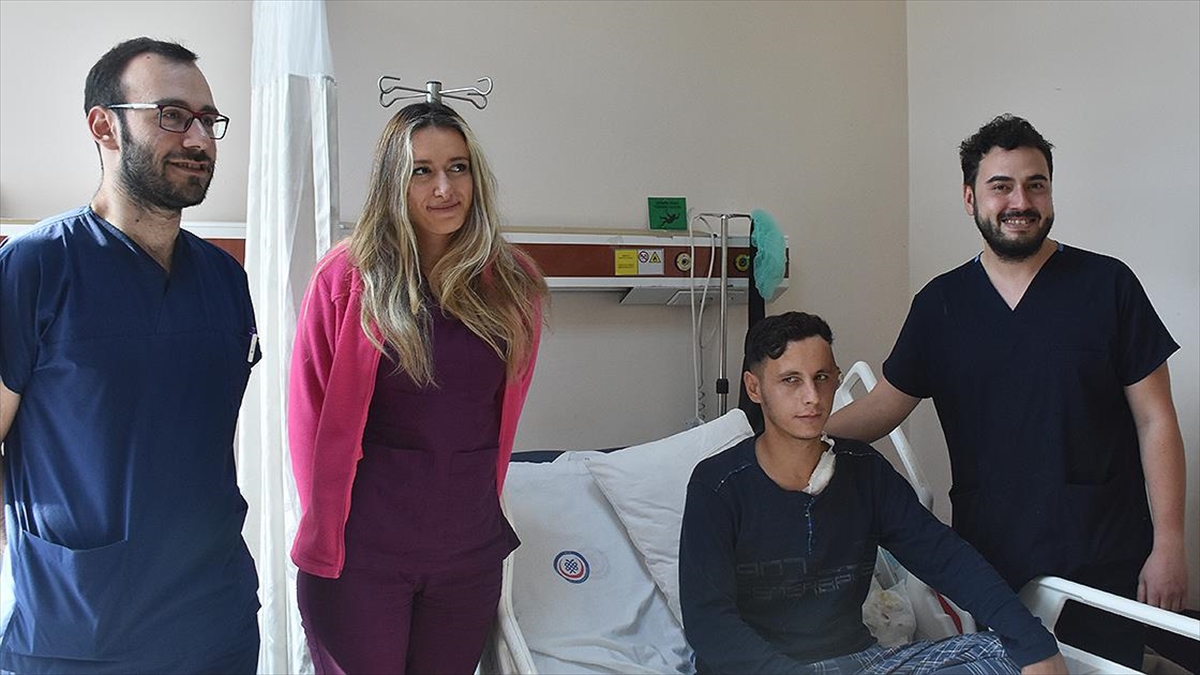 Göğüs Kafesinden Alınan Kıkırdakla 23 Yaşındaki Gence Kulak Kepçesi Yapıldı