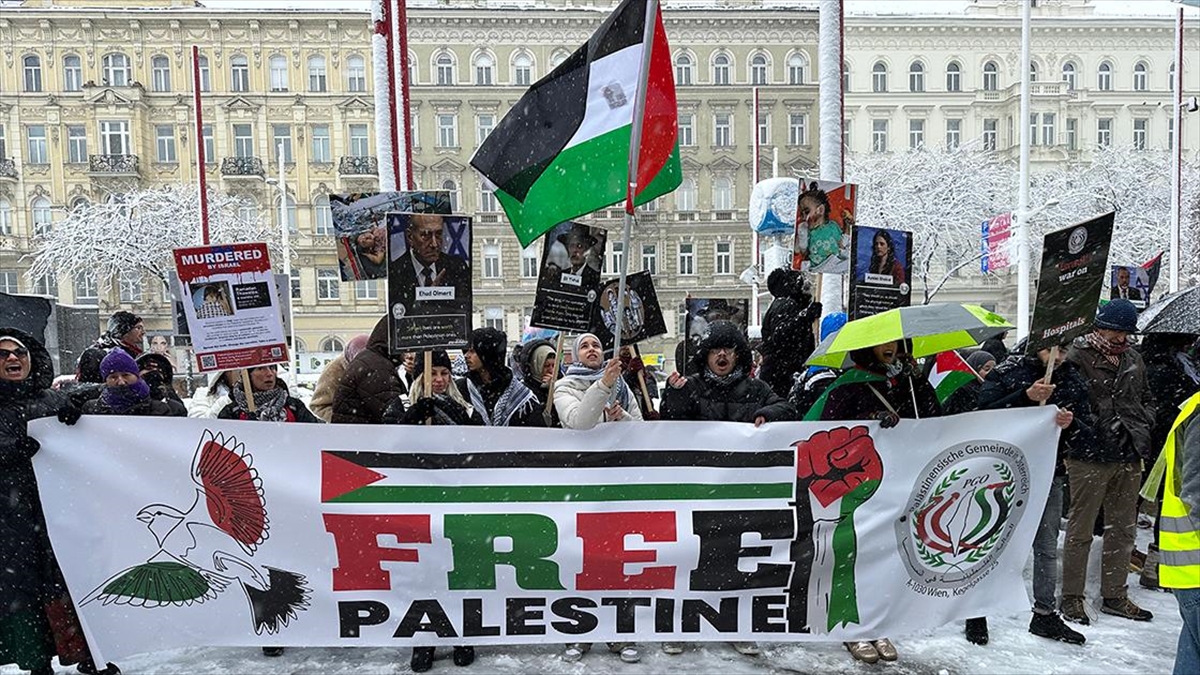 Avusturya'da, İsrail'in Saldırılarını Sürdürdüğü Gazze'de Kalıcı Ateşkes Talebiyle Gösteri Düzenlendi