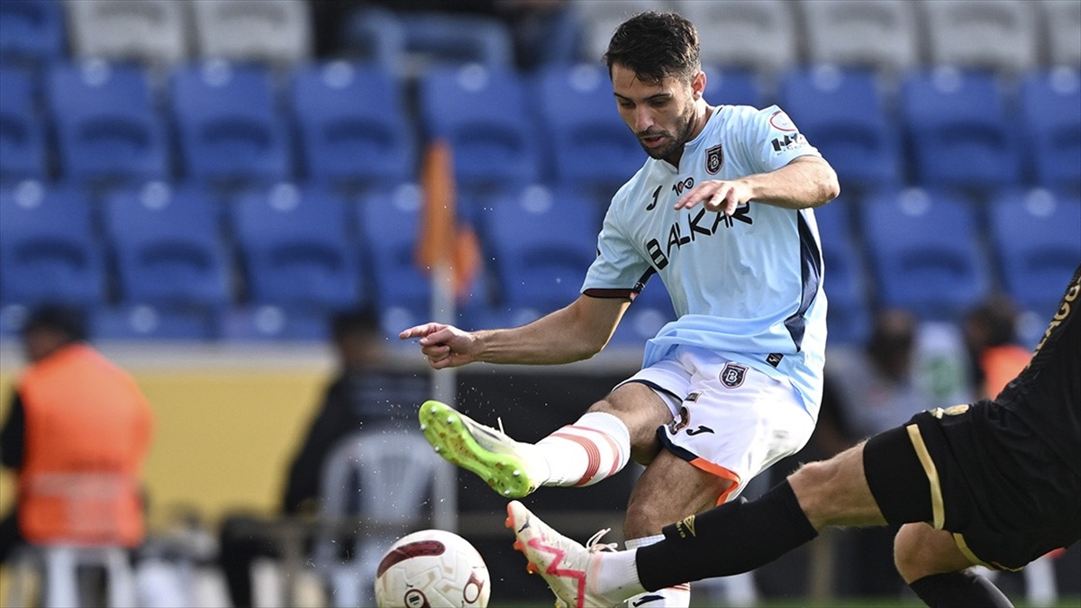 Başakşehir Taraftarından Leo Dubois'e Ödül