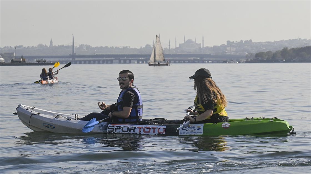 Her Mevsimde Her Yaştan İstanbullu Haliç'te Kano Keyfi Yapıyor