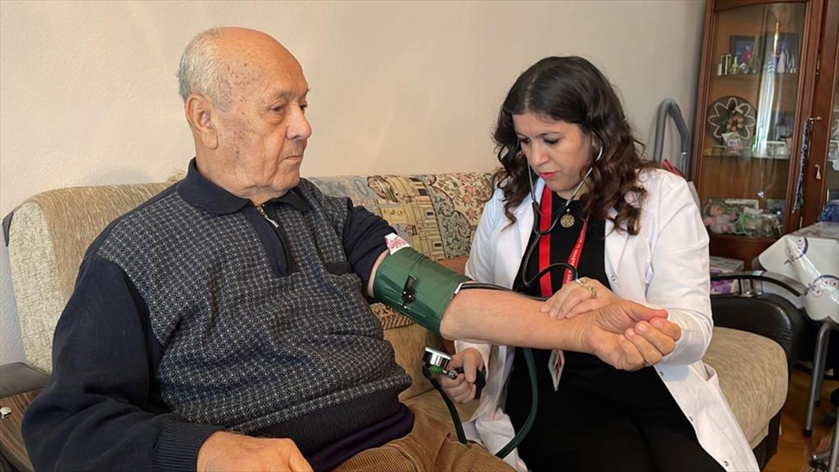 İzmir'de Sağlıklı Yaş Alma Merkezleri Ekiplerinden 101 Bin 601 Kişiye Sağlık Hizmeti