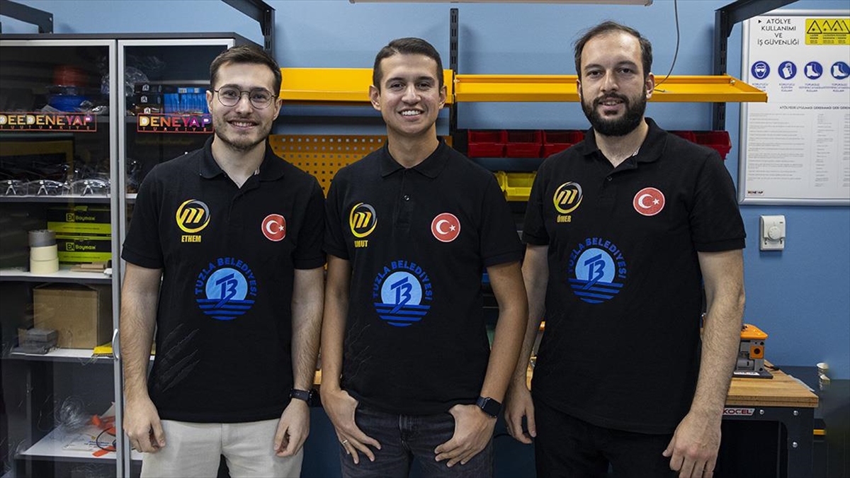 Genç Mühendisler Ürettikleri Robotla Rusya'da Rakiplerini "nakavt" Etmeyi Hedefliyor