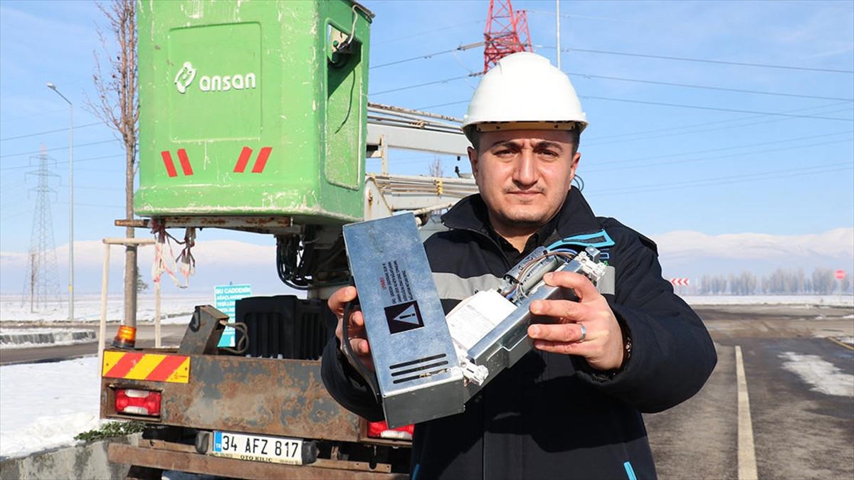 Ödüllü Cihaz "yuva" İle Arızalar İçin Aydınlatma Direğine Çıkmaya Gerek Kalmayacak
