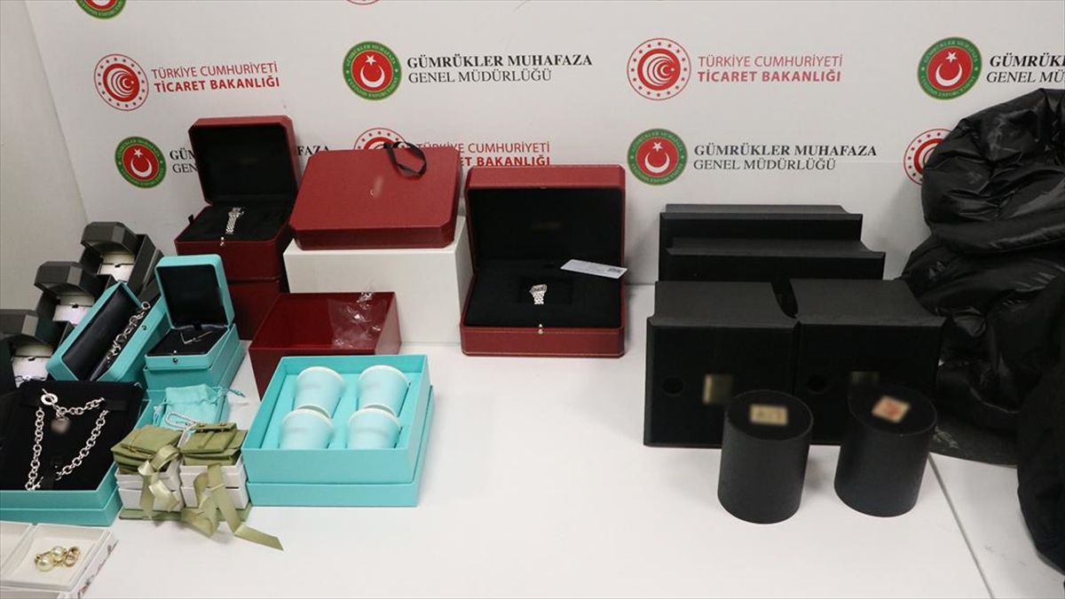 İstanbul Havalimanı'nda 3,5 Milyon Liralık Kaçak Lüks Eşyaya El Konuldu