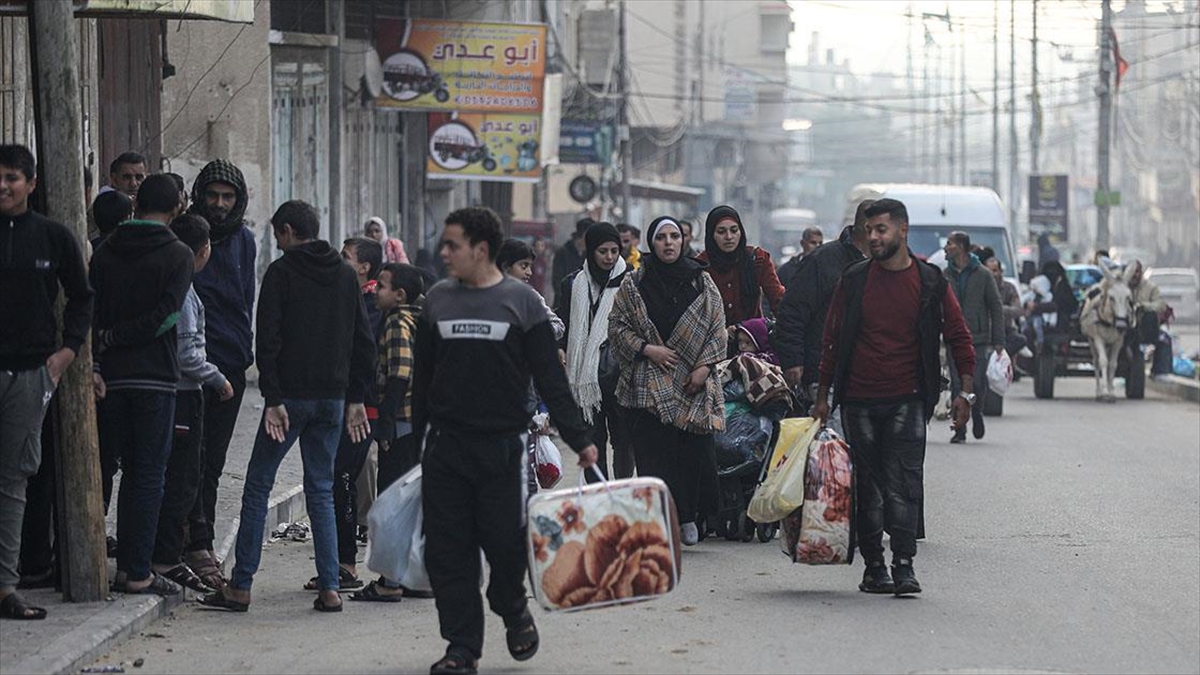 Gazze'de Yerinden Edilen Binlerce Filistinli Su Ve Gıda Eksikliği Nedeniyle Hastalıkların Pençesinde