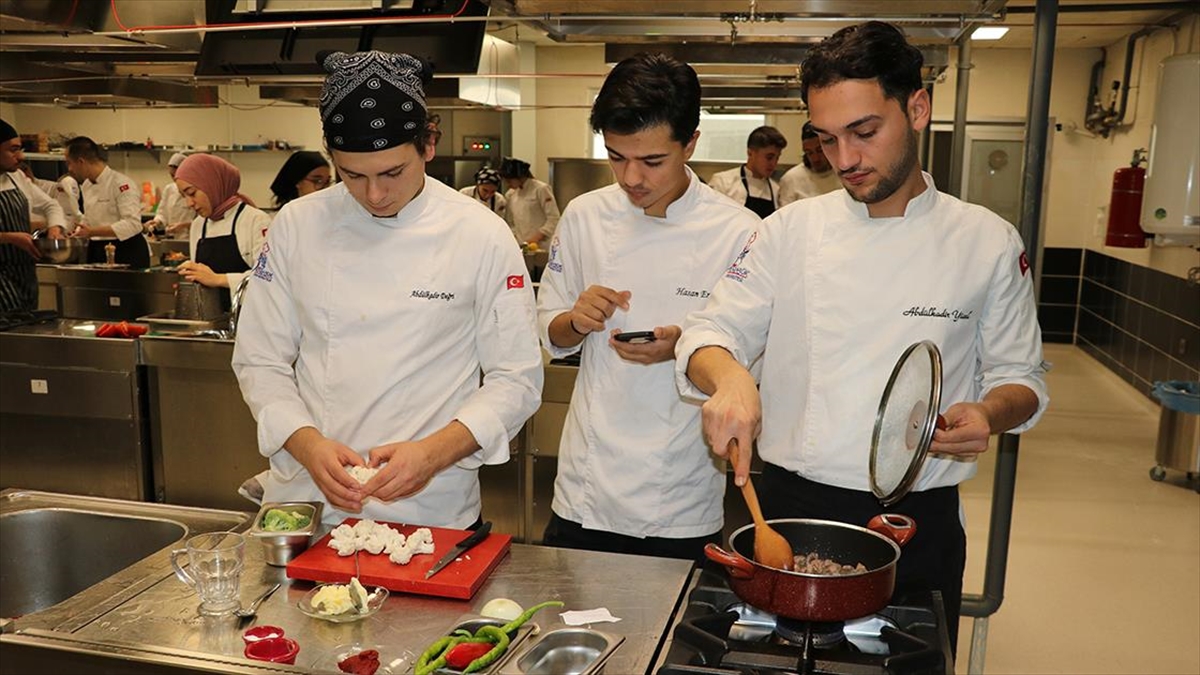 Geleceğin Aşçıları Dünya Mutfağının İnceliklerini Öğreniyor