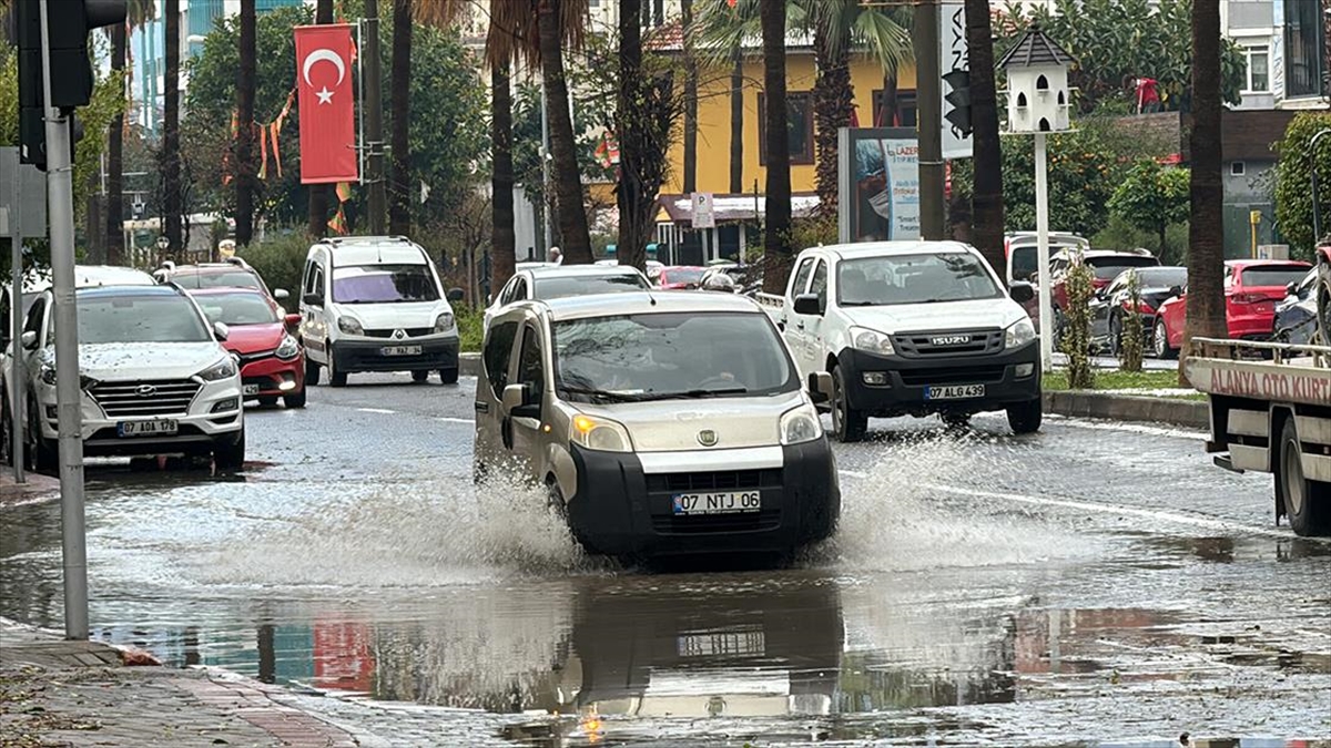 Alanya'da Şiddetli Yağmur Ve Dolu