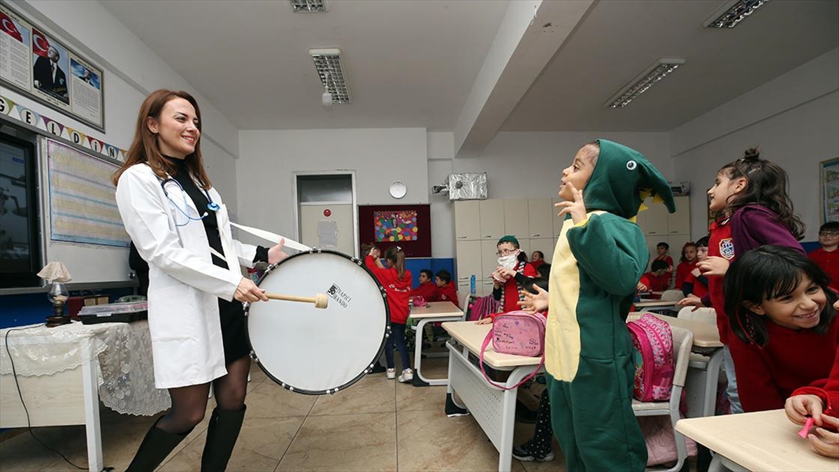 Sabiha Öğretmen, Öğrencilerini Kostümlü Oyunlarla Eğitiyor