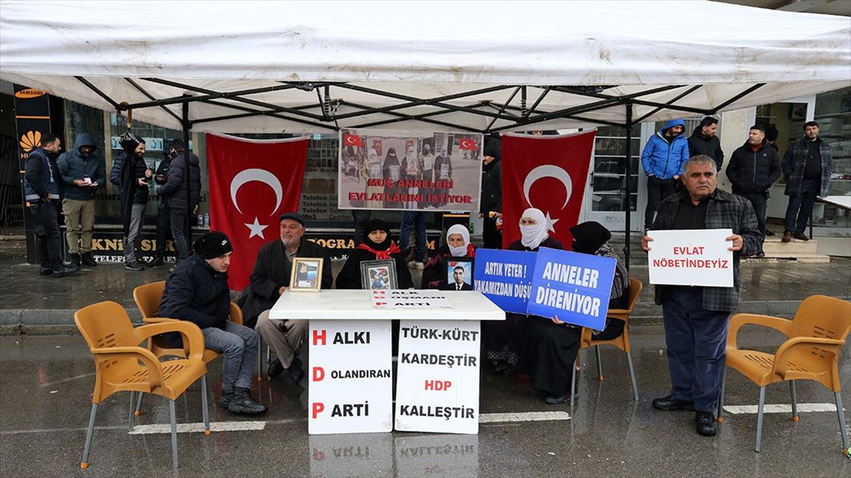 Muş'ta Çocuklarına Kavuşma Ümidiyle Hdp Önünde Eylem Yapan Aile Sayısı 46'ya Yükseldi