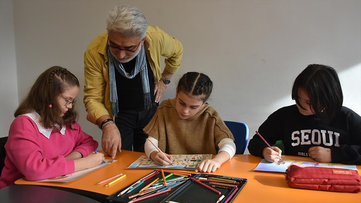 Sinop'ta Öğrenciler Savaş Karşıtı Karikatürleriyle Dünyaya Barış Mesajı Veriyor