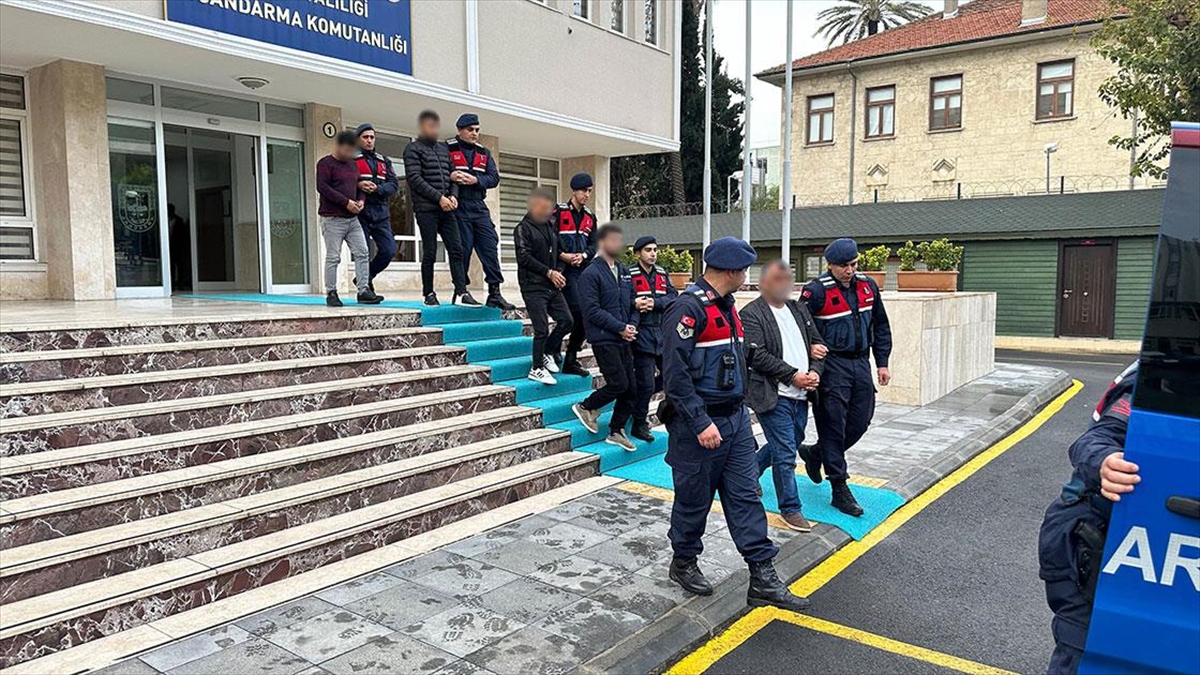 Mersin'de Terör Örgütü Pkk/kck'ya Yönelik Operasyonda 5 Zanlı Yakalandı