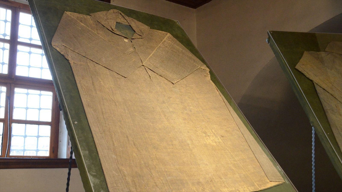 Konya'da Mevlana'ya Ait Kıyafetler Sergilenmeye Başlandı