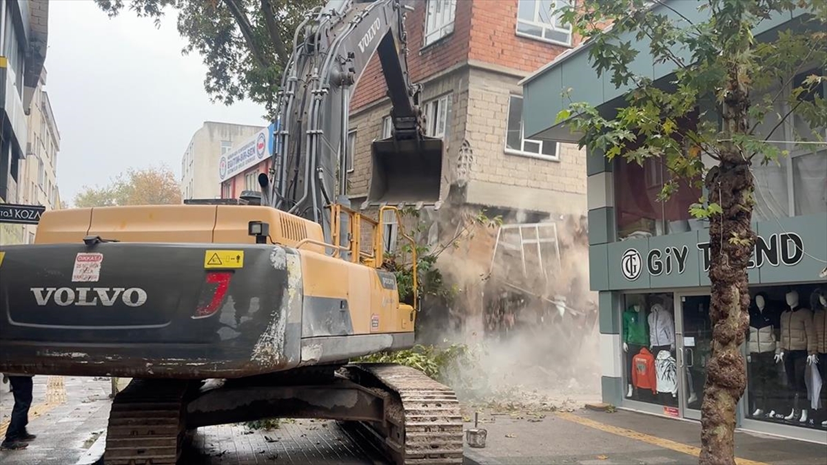 Adıyaman'da Zemini Kayan Ağır Hasarlı Bina Kontrollü Şekilde Yıkıldı