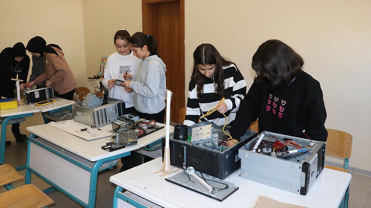 Ortaokul Öğrencileri Atık Elektronik Malzemelerle Teknolojiyi Öğreniyor