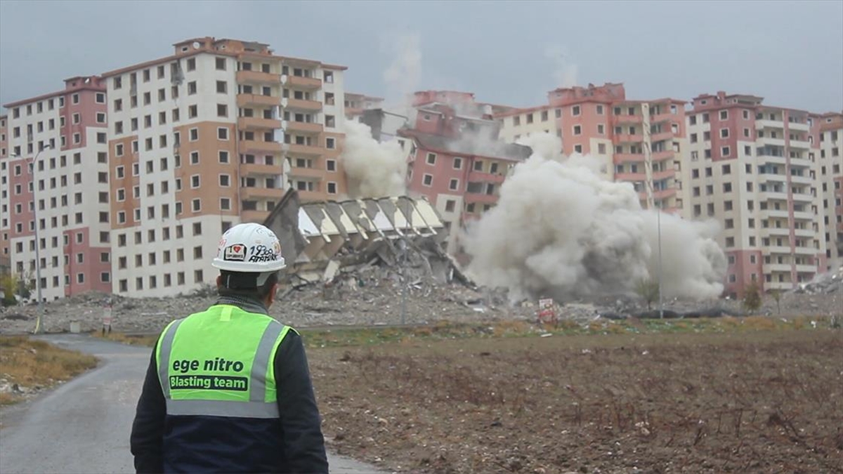 Kahramanmaraş'ta Ağır Hasarlı 11 Katlı 3 Bina Patlayıcı Kullanılarak Yıkıldı