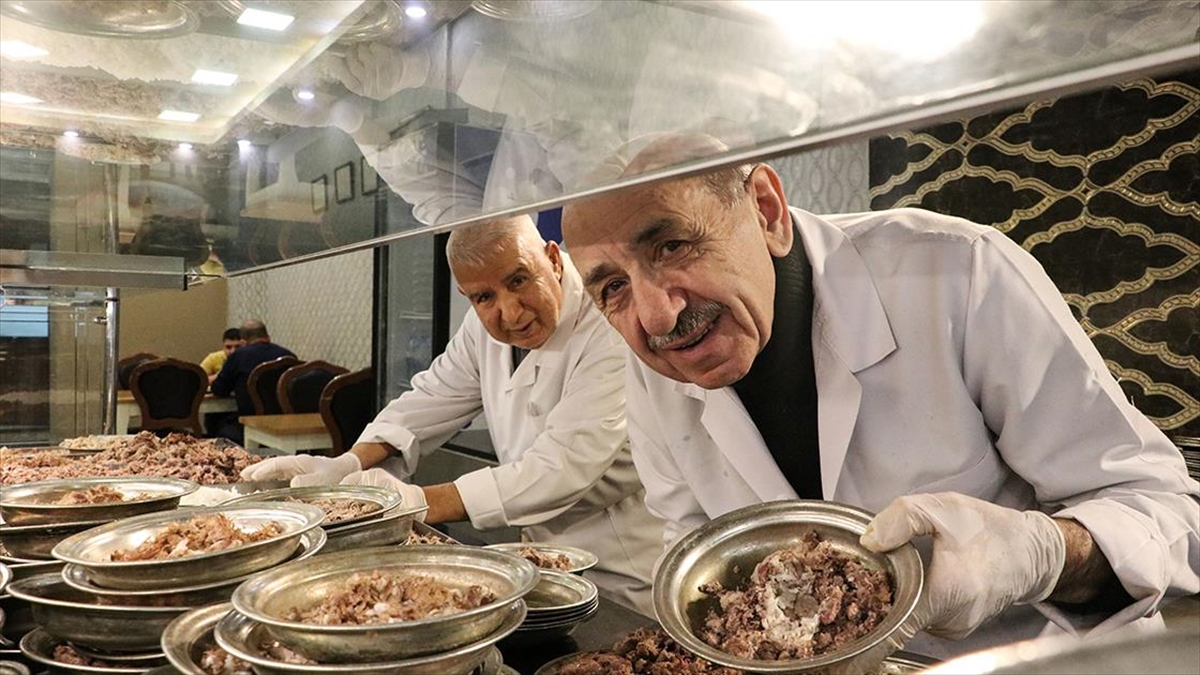 Yarım Asırlık Beyran Ustası İki Ortak, Lezzet Sırlarını Gençlere Aktarıyor