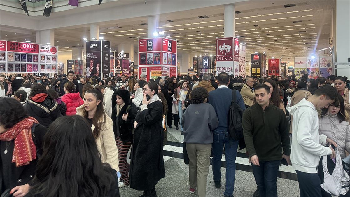 Başkentte Yağışa Rağmen 19. Ankara Kitap Fuarı'nda Ziyaretçi Yoğunluğu