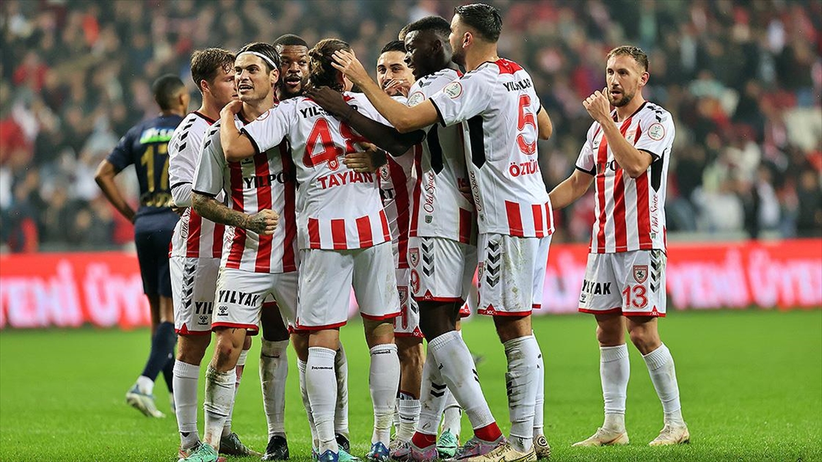 Samsunspor, Kasımpaşa'yı 4 Golle Geçti