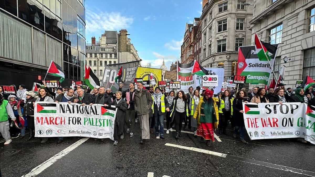 İngiltere'de On Binlerce Kişi Gazze'de Ateşkes İçin 9'uncu Kez Sokaklarda