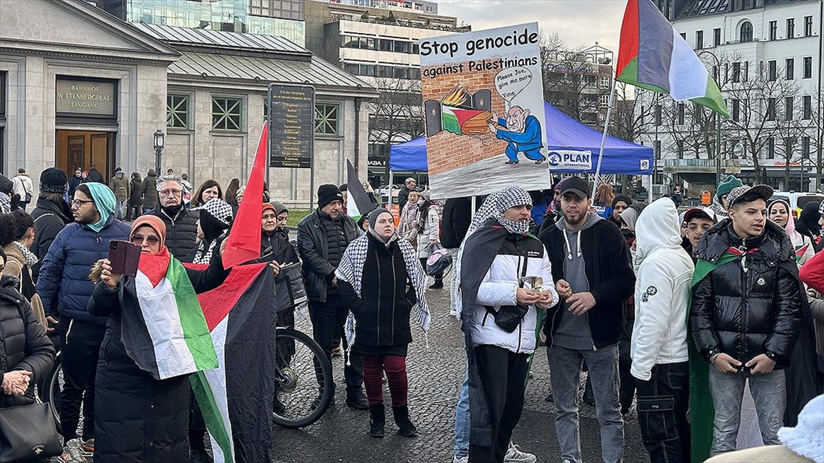 Berlin'de Filistinlilerle Dayanışma Gösterisi Yapıldı